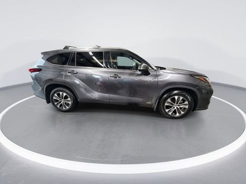 Used 2021 Toyota Highlander XLE AWD/4WD image 9
