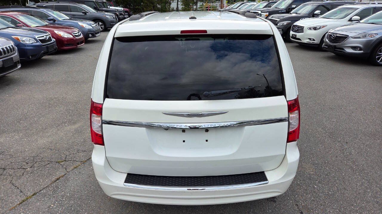 Used 2011 Chrysler Town & Country Touring FWD image 12