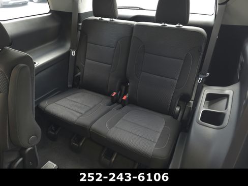 Used 2023 GMC Acadia SLE w/ Driver Convenience Package FWD image 24