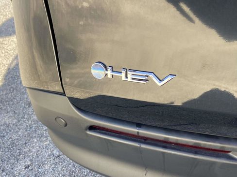 Used 2025 Toyota Sienna XLE image 6