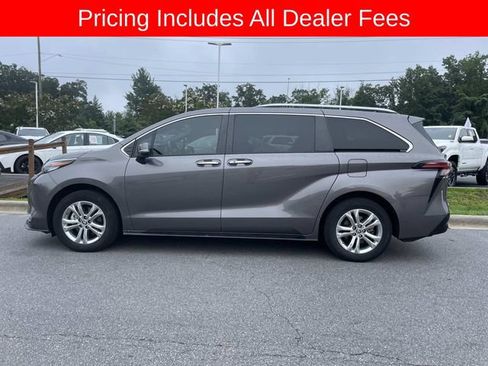 Used 2023 Toyota Sienna Platinum AWD/4WD image 3