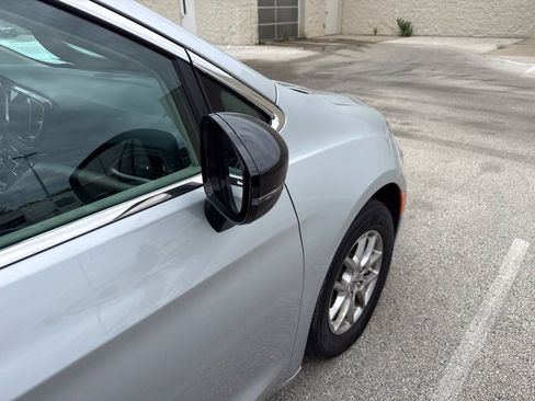 Used 2024 Chrysler Pacifica Touring-L FWD image 12