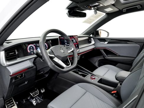 Used 2025 Volkswagen Tiguan SE R-Line AWD/4WD image 4