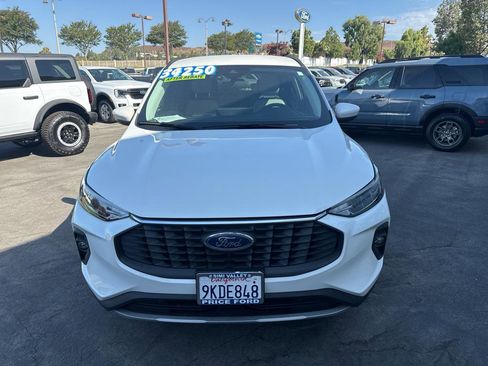 Used 2023 Ford Escape SE image 2