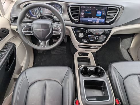 Used 2024 Chrysler Pacifica Touring-L FWD image 6