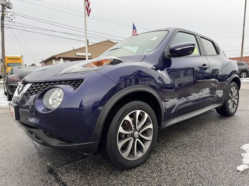 Used 2017 Nissan Juke SV image 3