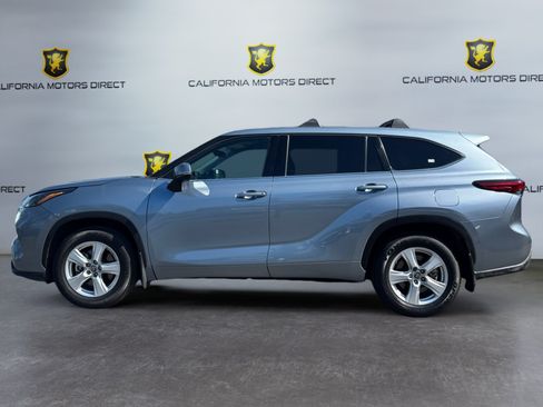 Used 2022 Toyota Highlander LE FWD image 2