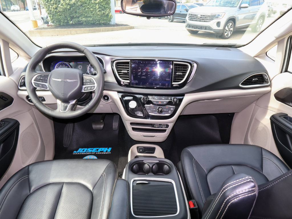 Used 2024 Chrysler Pacifica Touring-L FWD image 18