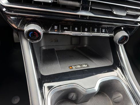 Used 2024 Chevrolet Traverse Z71 image 6