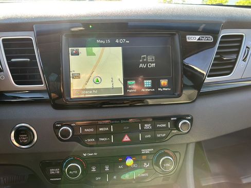 Used 2018 Kia Niro EX w/ EX Premium Package FWD image 3