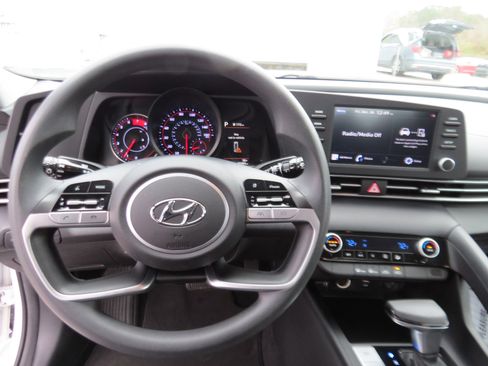 Used 2021 Hyundai Elantra SEL image 15