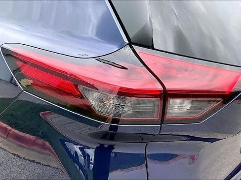 Certified 2025 Nissan Rogue SV FWD image 28