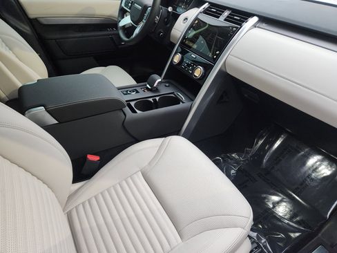 Certified 2025 Land Rover Discovery Dynamic SE image 16