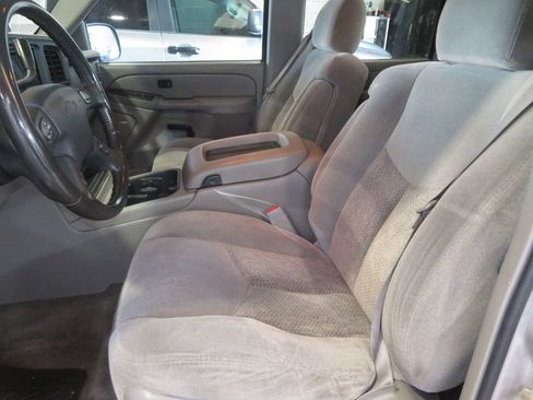 Used 2004 Chevrolet Suburban LS w/ Preferred Equipment Group AWD/4WD image 19