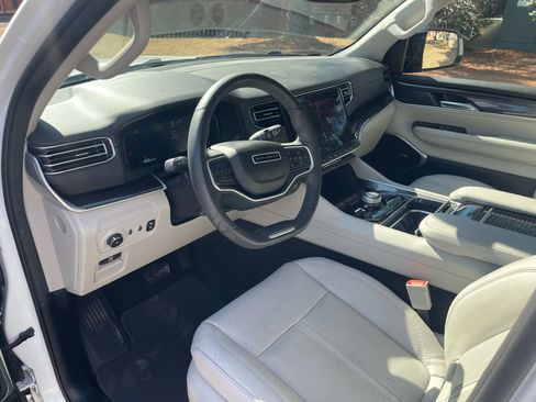 Used 2023 Jeep Wagoneer 4WD w/ Premium Group I image 11