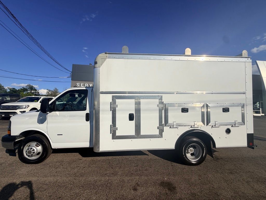 Used 2022 Chevrolet Express 3500 w/ Power Convenience Package RWD image 4