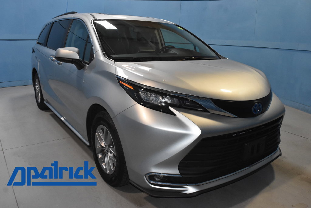 Used 2024 Toyota Sienna XLE FWD image 1
