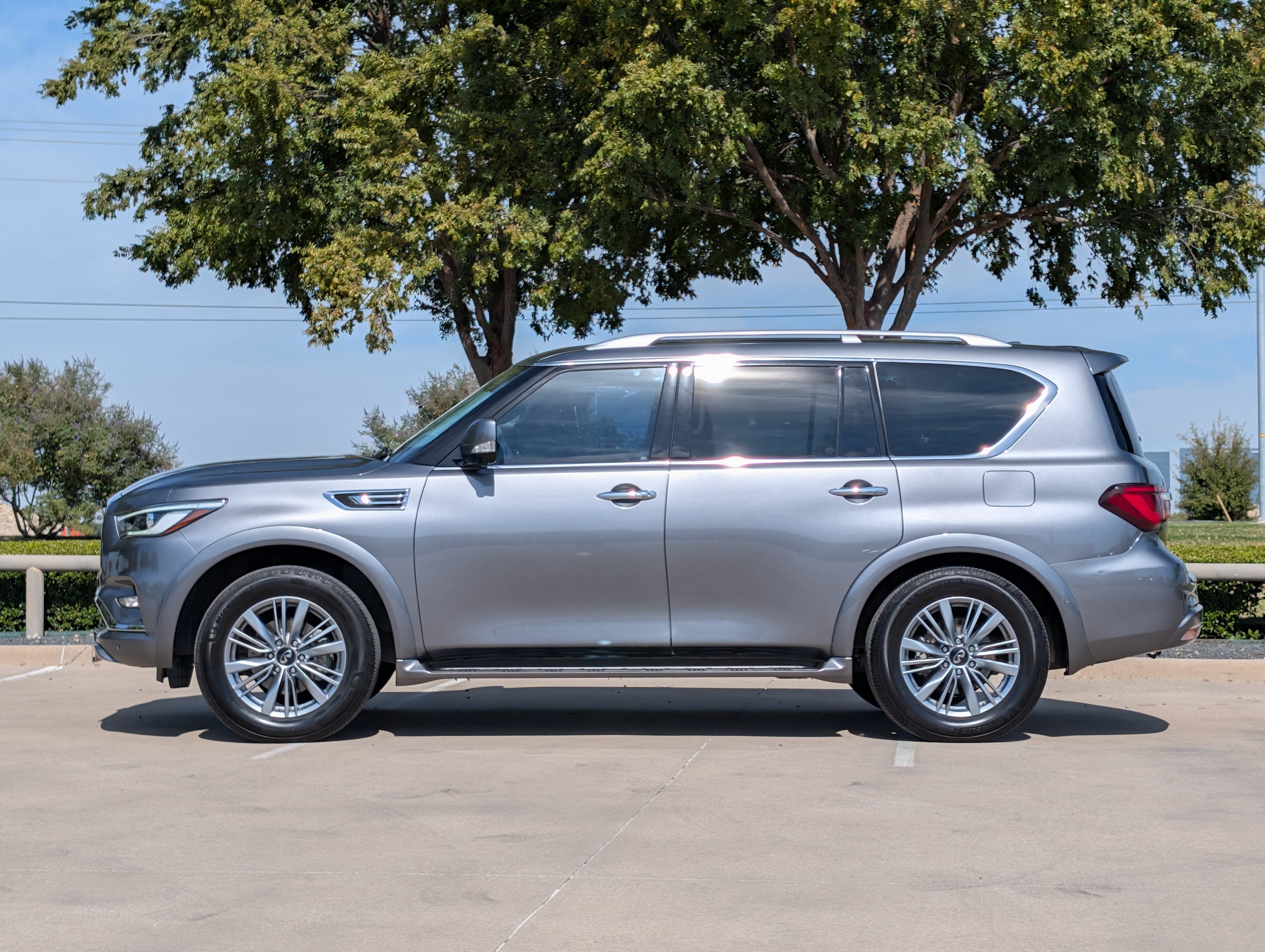 Used 2021 INFINITI QX80 Luxe w/ Cargo Package RWD image 2
