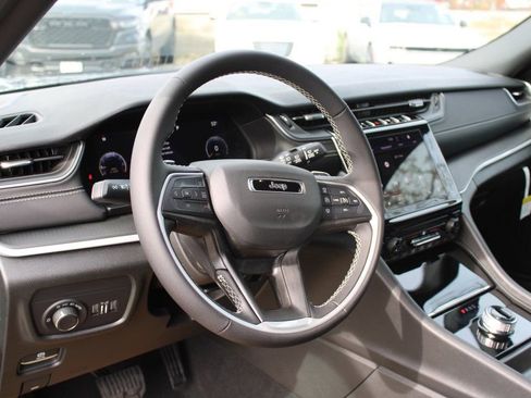 New 2025 Jeep Grand Cherokee Laredo image 11