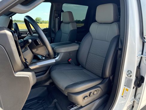 Used 2025 Chevrolet Silverado 2500 ZR2 w/ Technology Package AWD/4WD image 11