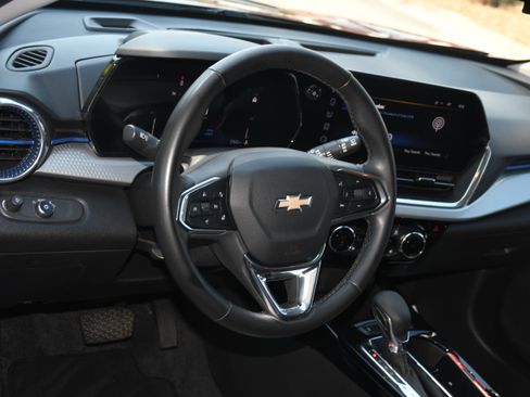 Used 2025 Chevrolet Trax LT w/ LT Convenience Package image 8