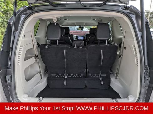 Used 2023 Chrysler Pacifica Touring-L FWD image 12
