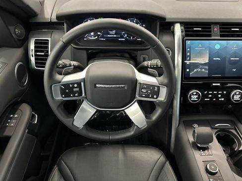 Used 2025 Land Rover Discovery S image 28