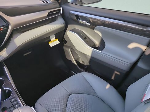 New 2026 Toyota Highlander Limited image 16