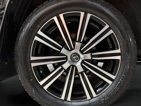 Used 2019 Lexus LX 570 4WD w/ Luxury Package image 37