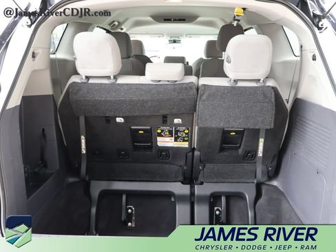 Used 2024 Toyota Sienna LE FWD image 14