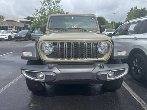 Used 2025 Jeep Gladiator Sport AWD/4WD image 3
