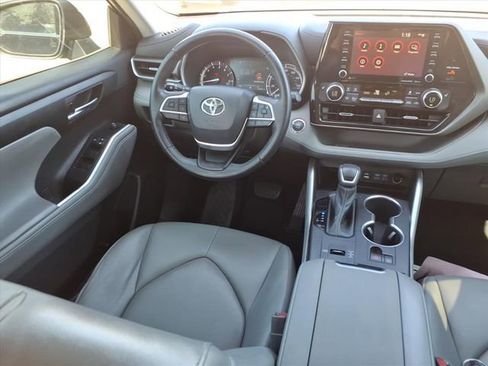 Used 2022 Toyota Highlander XLE image 4