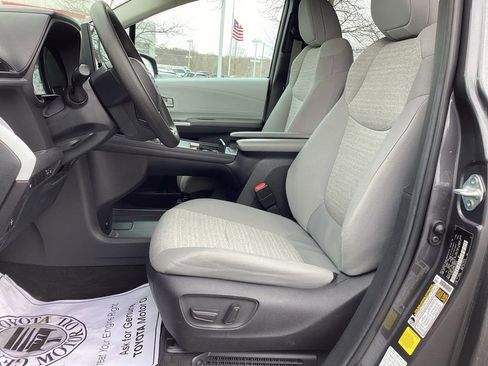 Used 2025 Toyota Sienna LE image 13