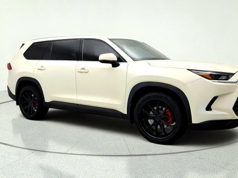 Used 2024 Toyota Grand Highlander AWD image 3