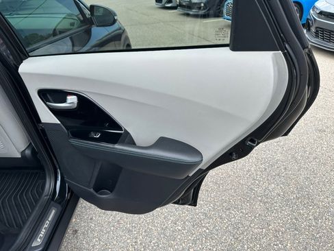 Used 2018 Kia Niro Touring FWD image 18