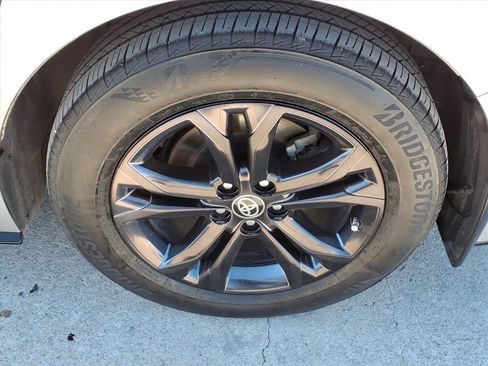 Used 2024 Toyota Sienna XLE Woodland Edition image 9