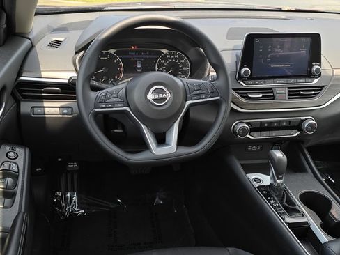Used 2025 Nissan Altima 2.5 SV FWD image 11