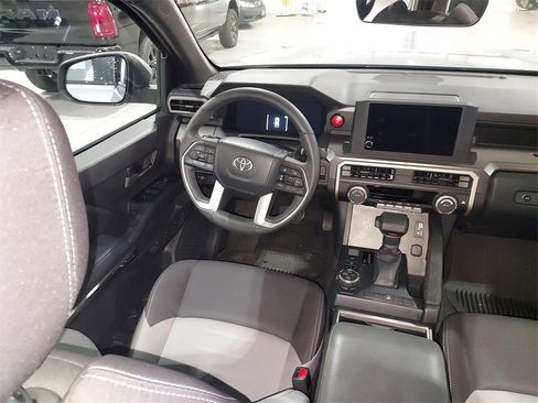 Used 2025 Toyota Tacoma TRD Off-Road image 15