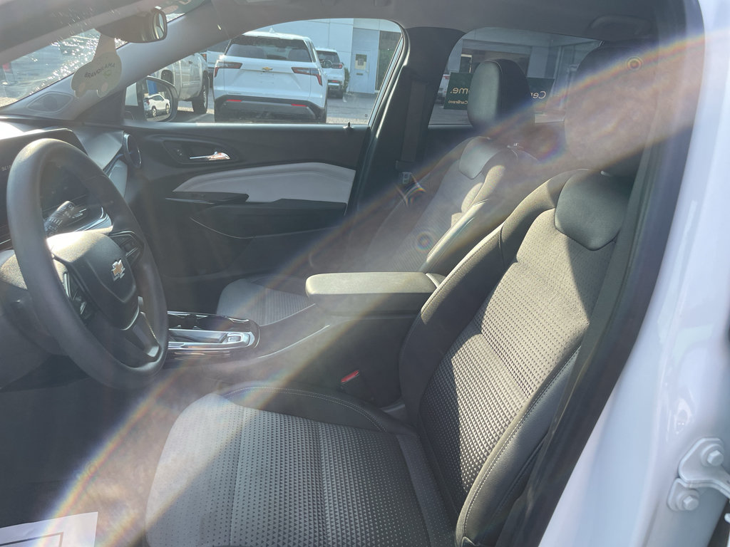 Certified 2025 Chevrolet Trax LT FWD image 11