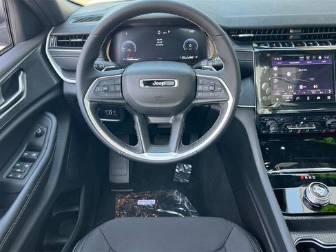 New 2025 Jeep Grand Cherokee Laredo X w/ Luxury Tech Group I image 14