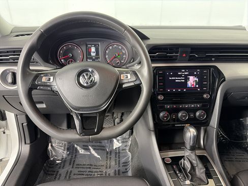 Used 2021 Volkswagen Passat 2.0T SE FWD image 3