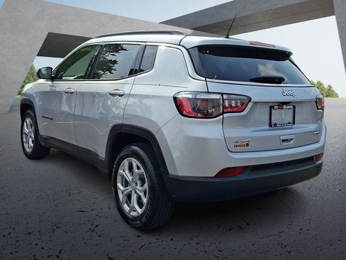 Used 2024 Jeep Compass Latitude AWD/4WD image 4