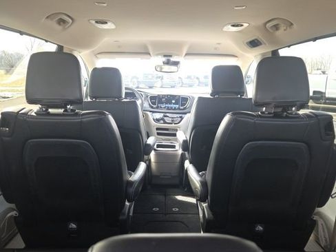 Used 2023 Chrysler Pacifica Touring-L image 12