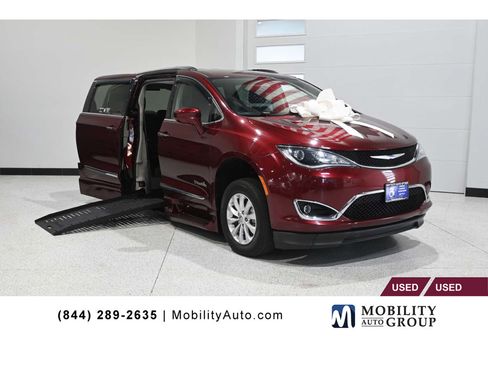 Used 2018 Chrysler Pacifica Touring-L FWD image 1