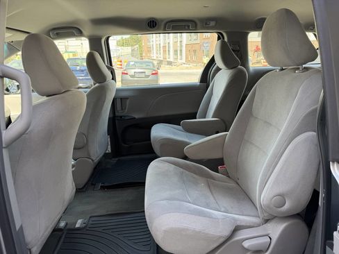 Used 2016 Toyota Sienna L FWD image 11