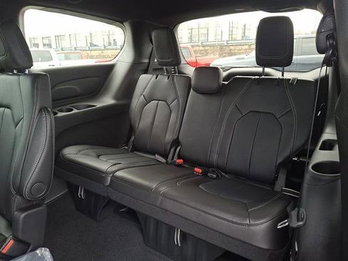 New 2026 Chrysler Pacifica Select image 8