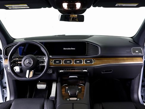 Used 2025 Mercedes-Benz GLS 450 4MATIC image 8