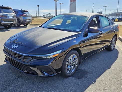 Used 2025 Hyundai Elantra Blue image 3