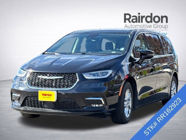 Used 2024 Chrysler Pacifica Touring-L FWD image 3