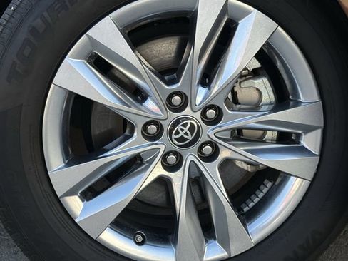 Used 2023 Toyota Sienna Limited image 9